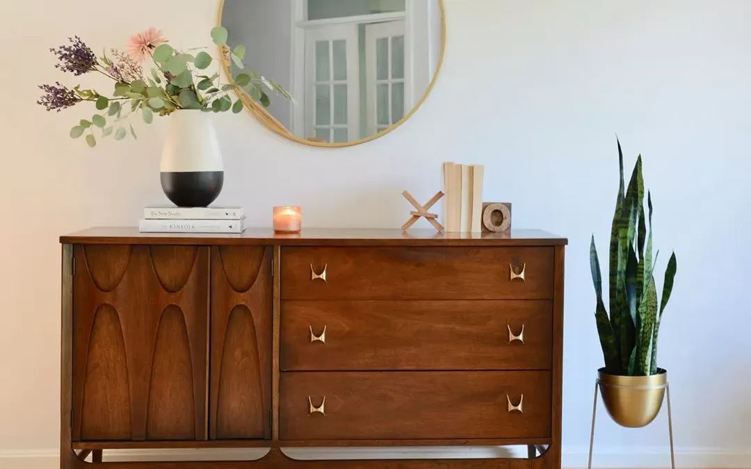 Styl współczesny z połowy wieku w sztuce dekoracji wnętrz